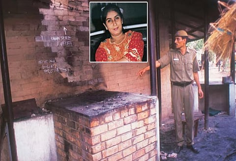 इसमें एक पुलिस वाला है और एक तंदूर है, जिसमे एक पति ने अपनी पत्नी को डालके मार दिया था 