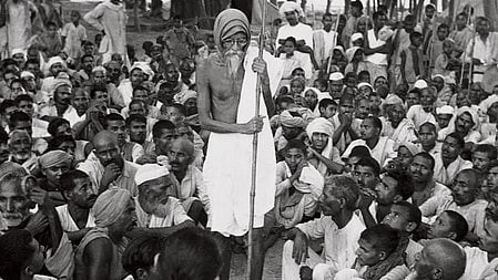 एक भीड़ की झुण्ड है इस तस्वीर में 