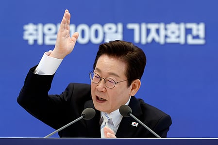 ली जे म्युंग  सम्बोधित कर रहे है 