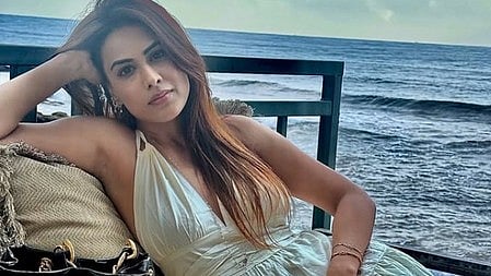 निया शर्मा सफ़ेद ड्रेस पहने है इस तस्वीर में 