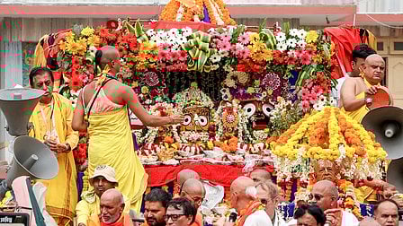 जगन्नाथ मंदिर में पूजा करते हुए पुजारी 