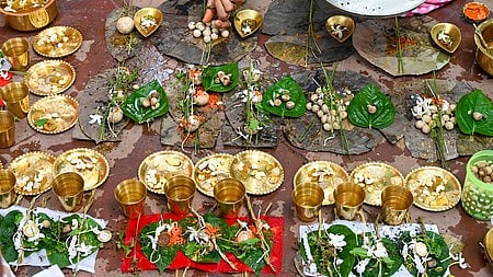 इस तस्वीर में पितृ पक्ष की पूजा को दिखाया गया है।