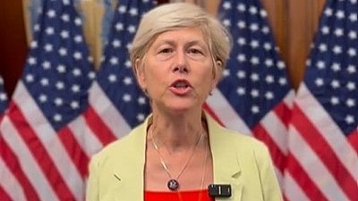 एक महिला की तस्वीर है और उनसे पीले रंग का कपडा पहना है 