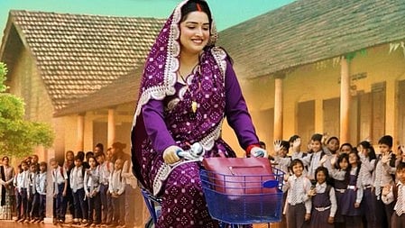 आम्रपाली दुबे साइकिल पर बैठी है साड़ी पहनी 