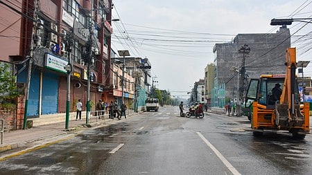  खली सड़क है जिसके साइड में घर है 