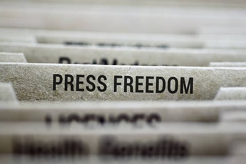इस तस्वीर में प्रेस फ्रीडम (Press Freedom) लिखा है