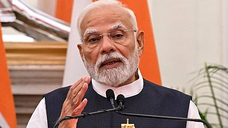 नरेंद्र मोदी बैठे है 