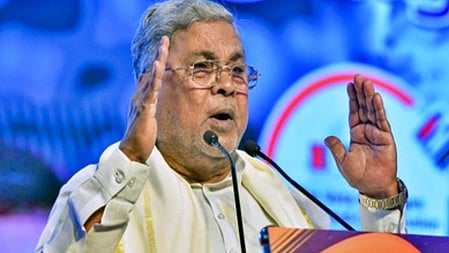 मुख्यमंत्री सिद्धारमैया लोगो को सम्बोधित करते हुए 