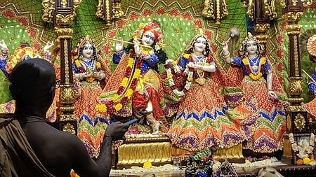 राधा कृष्णा की मूर्ति की तस्वीर