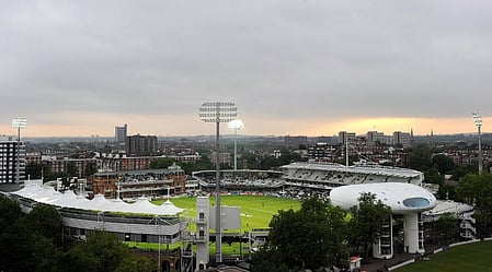 क्रिकेट प्लेग्राउंड की तस्वीर है 