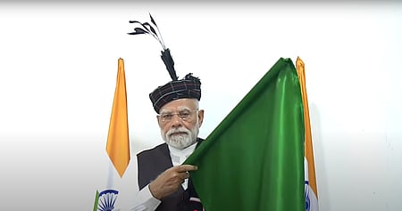 हरी झंडी ले कर नरेंद्र मोदी खड़े है