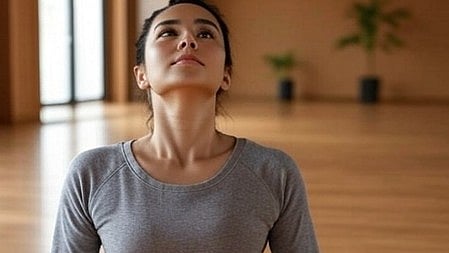 योग करते हुए एक लड़की की तस्वीर 