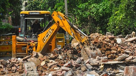 बुलडोज़र से घर गिराया जा रहा है 