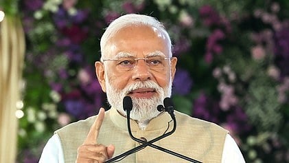 पीएम मोदी (PM Modi) बंगाल में परियोजनाओं के बारे में घोषना करते हुए
