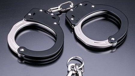 Mumbai Crime Branch: हथकड़ी की तस्वीर
