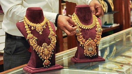 सोने का हार रखा है 