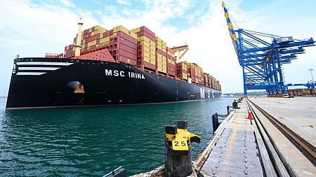 समुन्द्र में एक जहाज है 