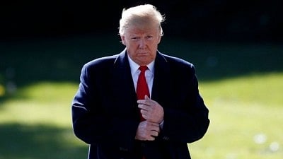 डोनाल्ड ट्रम्प खड़े दिख रहे है