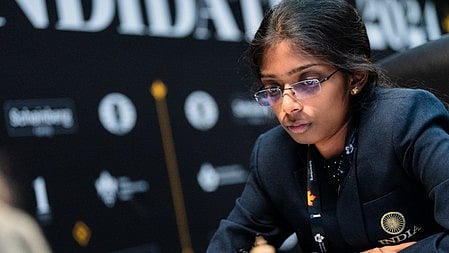 एक लड़की गौर से देख रही है 