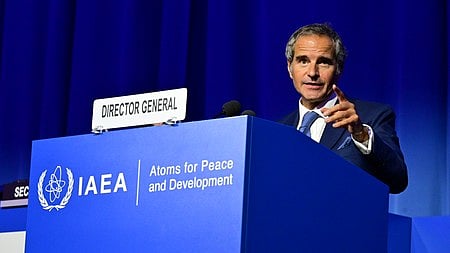 आईएईए के महानिदेशक राफेल ग्रॉसीसम्बोधत करते हुए