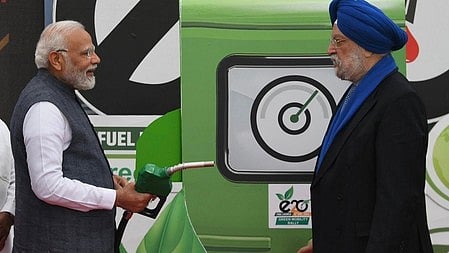 नरेंद्र मोदी मुस्कुराते हुए बाते कर रहे है 