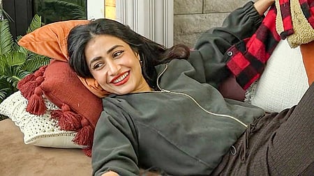 धनश्री वर्मा सोफे पर लेटी है 