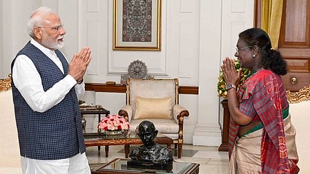 इस तस्वीर में प्रधानमंत्री नरेंद्र मोदी और राष्ट्रपति द्रौपदी मुर्मू एक-दूसरे को हाथ जोड़कर अभिवादन करते हुए दिखाई दे रहे हैं।
