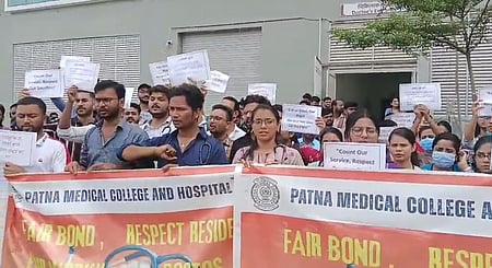 हड़ताल करते लोग खड़े है 