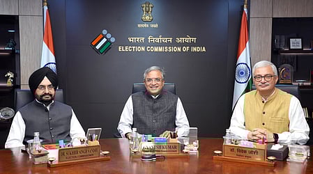 तीन लोग कुर्सी पर बैठे है 