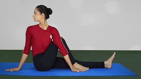 इस तस्वीर में एक लड़की योग करते हुए दिखाई दे रही है। 