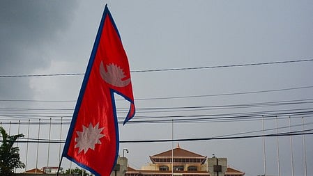 इस तस्वीर में झंडे है झंडे है 