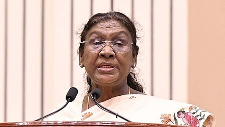 राष्ट्रपति मुर्मू सभा को संबोधित करते हुए।