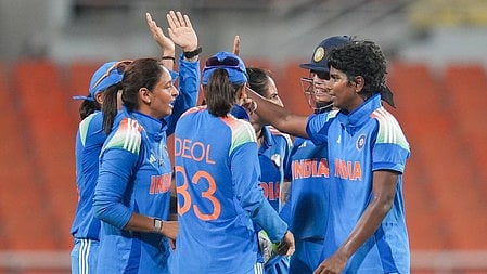 भारतीय महिला टीम एक साथ  खड़ी है 