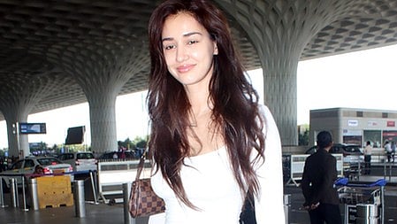 दिशा पाटनी मुस्कुराते हुए खड़ी है 