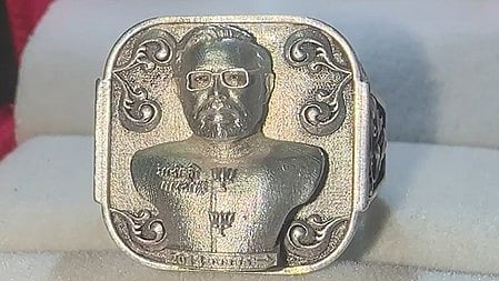 एक खूबसूरत अंगूठी तैयार की है, जिसमें पीएम मोदी की तस्वीर है। 