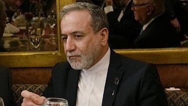 विदेश मंत्री सैयद अब्बास अराघची बैठे है 