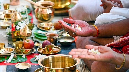 सर्वपितृ अमावस्या विशेष श्राद्ध करते लोगो के हाथ 