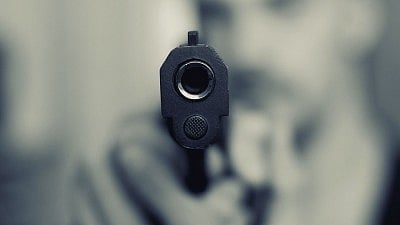 हाथ में गन लिए तस्वीर 