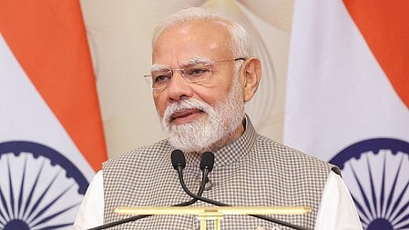 नरेंद्र मोदी सभी को सम्बोधित करते हुए 