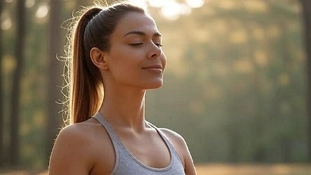 एक लड़की योग करते हुए 