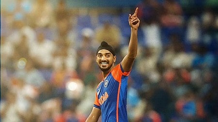 अर्शदीप सिंह मुस्कुराते हुए नज़र आ रहे है 