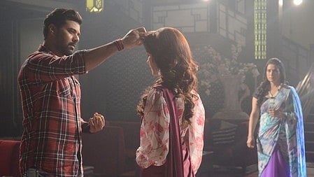 लड़का एक लड़की की मांग में सिंदूर भर रहा है 