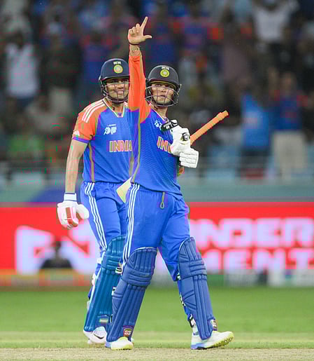 क्रिकेट के मैदान में खेलते हुए खिलाडी 