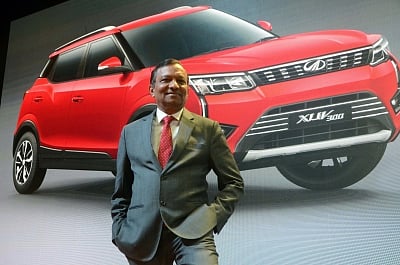 पवन गोयनका गाडी के सामने खड़े हुए 