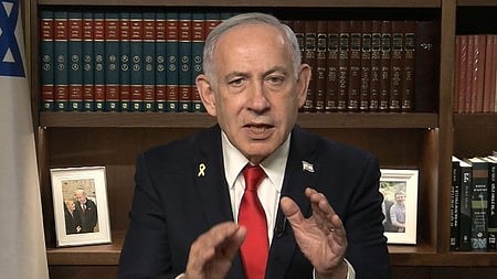 इजराइली प्रधानमंत्री बेंजामिन नेतन्याहू बैठे है 