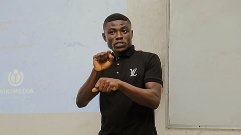 एक व्यक्ति सांकेतिक भाषा में बात करते हुए नजर आ रहा है