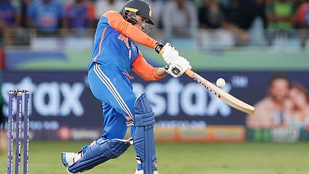 अभिषेक शर्मा  बैटिंग करते हुए 