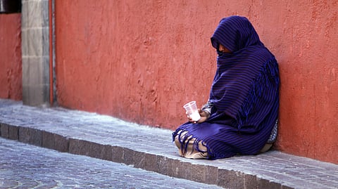 मंदिर की सीढ़ियों पर बैठा भिखारी