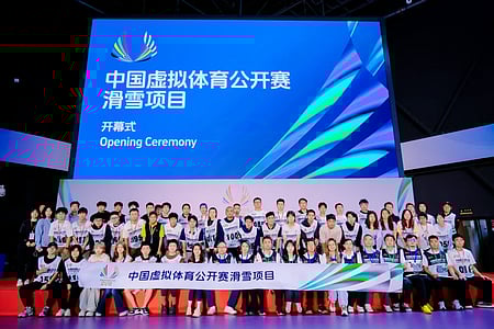 वर्चुअल स्पोर्ट्स ओपन स्कीइंग प्रतियोगिता  में तस्वीर खिचवाते हुए लोग 