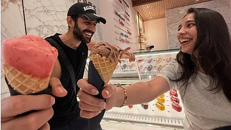 कार्तिक आर्यन आइसक्रीम खा रहे है 